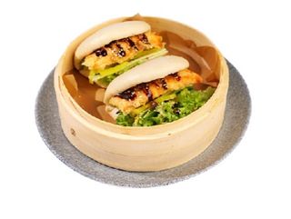 Sandwich gua bao z łososiem w tempurze 2 szt.