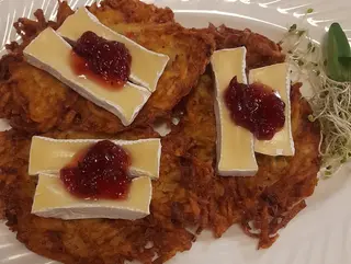 Placki ziemniaczane z serem camembert i żurawiną 450g