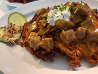 Placki ziemniaczane z gulaszem wołowym  i zestawem surówek650 0g