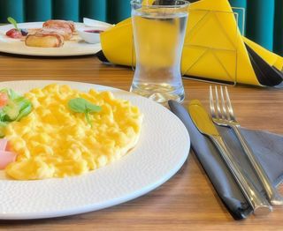 Jajecznica na maśle  3 szt, + bułka