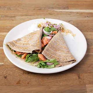 Naleśniki z łososiem i kaparami