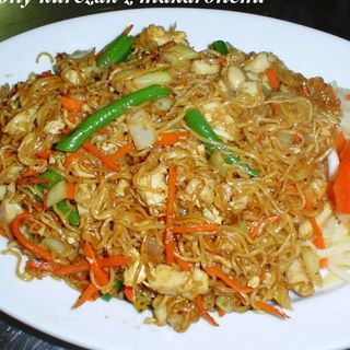 620 Ryż smażony z kawałkami kurczaka