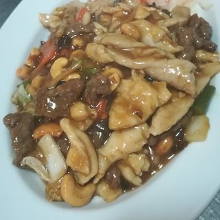 807 Trzy rodzaje mięsa z warzywami (gotowane)