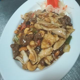 808 Trzy rodzaje mięіa z orzechami ziemnymi i nerkowca (gotowane)