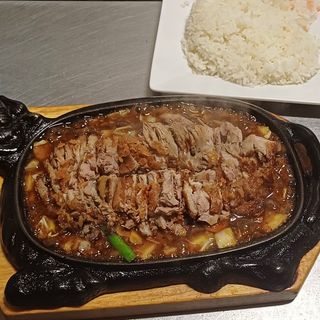 100 Mięso kaczki w sosie czosnkowym na ostro (gotowane)