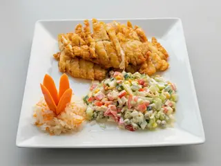 809 Kurczak Shanghaj z sałatką warzywną (smażony)