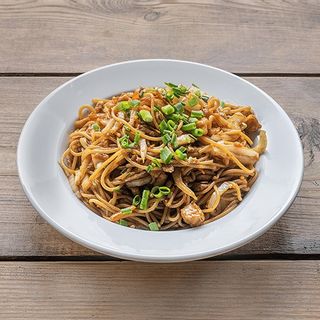 Wieprzowina smażona z warzywami i makaronem ryżowym