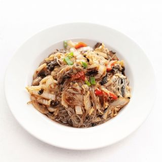 Kurczak z makaronem sojowym i warzywami