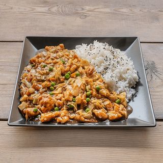 Kurczak z orzeszkami i warzywami w sosie Hot-Hong