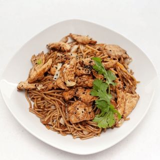 Kurczak smażony z makaronem i warzywami