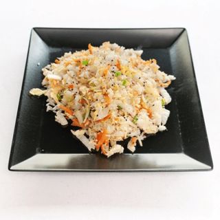 Ryż zasmażany z kurczakiem, warzywami i jajkiem