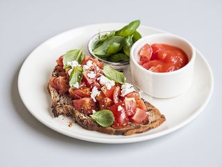 Bruschetta pomodorini e prosciutto