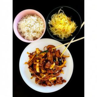 Wołowina orientalna ze świeżymi warzywami