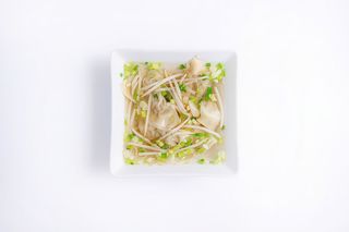 Rosół z makaronem ryżowym i kurczakiem poj 0.5l