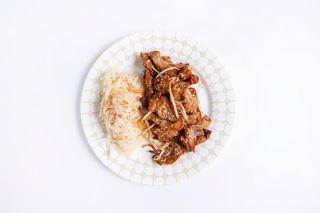 Golonka orientalne ze świeżymi warzywami