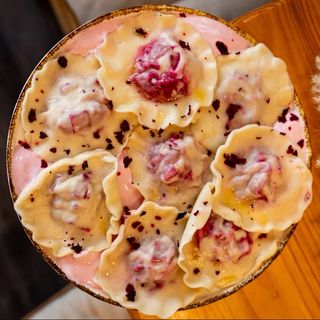Pierogi z burakiem i kozim serem