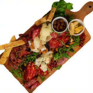 Deska włoskich wędlin i serów