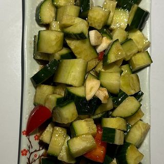 Salatka z ogorka pikantna