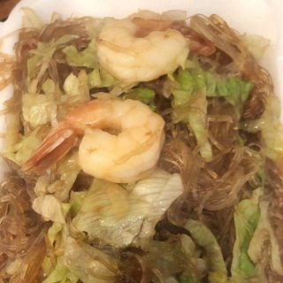 Krewetki smażone z makaronem ryżowym