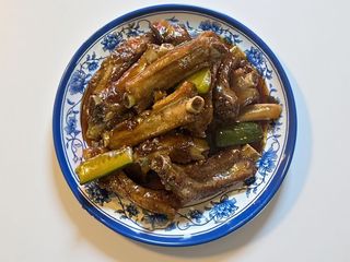 Żeberka wieprzowe w ciemnym sosie 