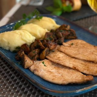Scaloppine di pollo, con purè di patate e funghetti saltati