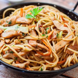 Makaron chiński z kurczakiem