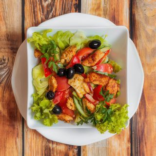 Sałatka z grillowanym kurczakiem