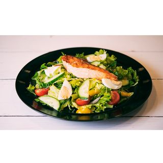 Sałatka z grillowanym łososiem