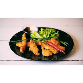 Nuggetsy z kurczaka z sosem czosnkowym i BBQ