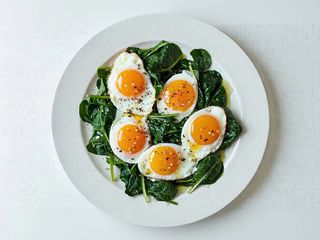 Jajka sadzone 5szt. na szpinaku