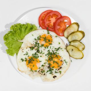 Jajka sadzone 3szt. na szpinaku