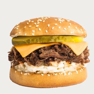 Burger z szarpaną wołowiną