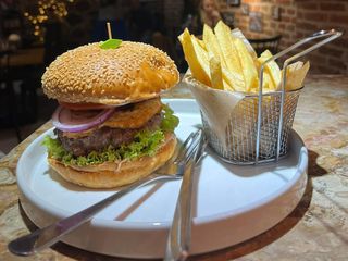 BURGER WOŁOWY Z FRYTKAMI I SURÓWKĄ