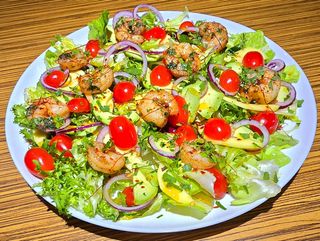 SAŁATKA Z AVOCADO ORAZ KREWETKAMI MARYNOWANYMI NA MAŚLE I CHILLI