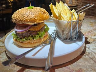 BURGER WOŁOWY Z FRYTKAMI I SURÓWKĄ