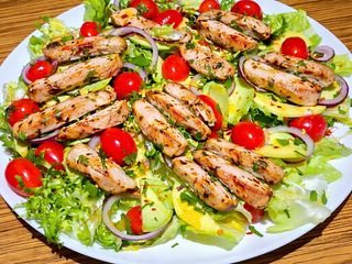 SAŁATKA Z PIECZONYM KURCZAKIEM W SOSIE SWEET WINEGRET LUB KOKTAJLOWYM