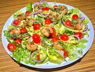 SAŁATKA Z AVOCADO ORAZ KREWETKAMI MARYNOWANYMI NA MAŚLE I CHILLI