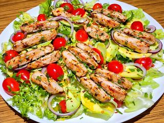 SAŁATKA Z PIECZONYM KURCZAKIEM W SOSIE SWEET WINEGRET LUB KOKTAJLOWYM