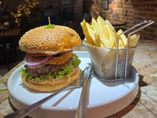 BURGER WOŁOWY Z FRYTKAMI I SURÓWKĄ