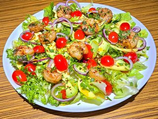 SAŁATKA Z AVOCADO ORAZ KREWETKAMI MARYNOWANYMI NA MAŚLE I CHILLI