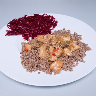 Kasza gryczana z gulaszem wieprzowym