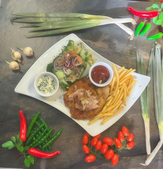 Kotlet schabowy z boczkiem i cebulą