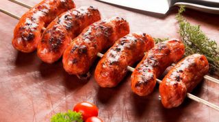 Kiełbasa z grilla z cebulką 