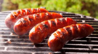 Kiełbaska z grilla z cebulką