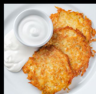 Placki ziemniaczane z cukrem i ze śmietaną