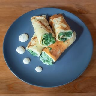 Naleśniki ze szpinakiem i sosem czosnkowo-śmietanowym 2 szt