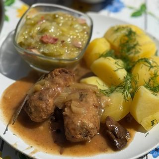 Zraziki faszerowane w sosie grzybowym  2 szt