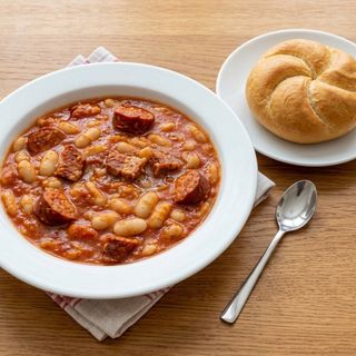 Fasolka po bretońsku z pieczywem