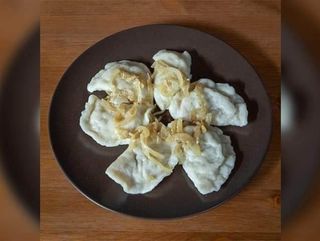 Pierogi z jagodami i smietaną