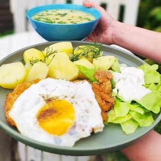 Schab panierowany z jajkiem sadzonym